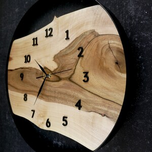 Horloge murale unique en bois de noyer 45 cm Faite à la main image 7