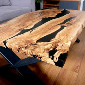 Maßgeschneiderter Epoxid-Couchtisch, individueller Couchtisch, Wohnzimmer, Wohnzimmertisch, Live Edge Table, Tisch aus Olivenholz Bild 5