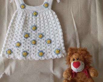 Robe de bébé au crochet blanc