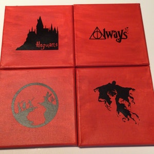 Könnte beinhalten: Vier rote quadratische Leinwände mit schwarzen Silhouetten von Harry-Potter-Motiven. Die Bilder sind Hogwarts, das Symbol der Heiligtümer des Todes mit dem Wort "Immer", die Todesser und die Karte von Hogwarts.