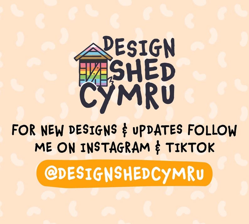 Op de afbeelding: Afbeelding met de tekst "DESIGN SHED CYMRU" boven de tekst "FOR NEW DESIGNS & UPDATES FOLLOW ME ON INSTAGRAM & TIKTOK @DESIGNSHEDCYMRU". De achtergrond is lichtoranje met witte vormen.