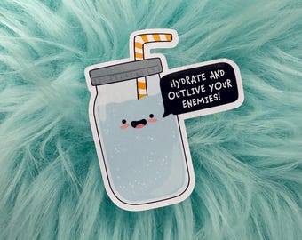Op de afbeelding: Een gestanste sticker met een lichtblauwe mason jar met een lachend gezicht, een grijze deksel en een oranje-wit gestreept rietje. Een zwarte tekstballon aan de pot bevat de witte tekst: HYDRATE AND OUTLIVE YOUR ENEMIES!