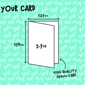 Op de afbeelding: Een witte gevouwen wenskaart met de tekst YOUR CARD, 127mm, 178mm, 5x7IN en HIGH QUALITY 350GSM CARD. De kaart wordt getoond met afmetingen die een breedte van 127mm en een hoogte van 178mm aangeven, gelijk aan 5x7 inch.