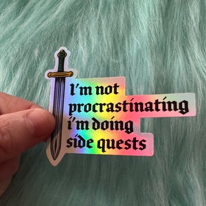 No estoy procrastinando, ¡estoy haciendo misiones secundarias! / Pegatina de videojuegos / Pegatina de TDAH / Pegatina de autismo / Calcomanía para portátil / Pegatina neurodiversa imagen 3
