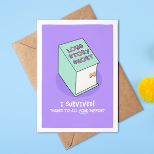 Op de afbeelding: Een rechthoekige wenskaart met een paarse achtergrond en een lichtgroene boekillustratie met de tekst LONG STORY SHORT. Onder het boek staat de tekst I SURVIVED! THANKS TO ALL YOUR SUPPORT in witte letters.