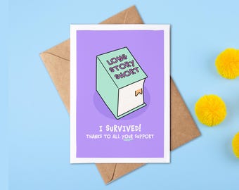Op de afbeelding: Een rechthoekige wenskaart met een paarse achtergrond en een lichtgroene boekillustratie met de tekst LONG STORY SHORT. Onder het boek staat de tekst I SURVIVED! THANKS TO ALL YOUR SUPPORT in witte letters.
