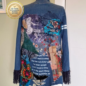 Peut inclure: Une veste en jean bleu ornée d'un collage de divers tissus, incluant une illustration de centaure, des motifs floraux et des poignets en dentelle noire. Le dos présente un texte imprimé : changed my mind, don't want to come, sign me out of your game.