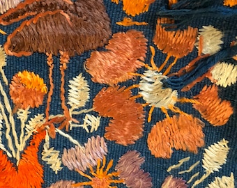 Tapiz azul tejido a mano y bordado multicolor