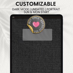 Può includere: Un planner digitale nero con un adesivo grigio che dice "Compra una volta, usa per sempre" con un cuore rosa al centro. Il planner è su un tablet con uno sfondo nero.