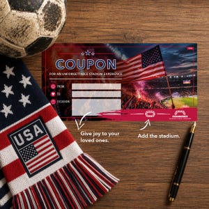 Könnte beinhalten: Ein rechteckiger Geschenkgutschein mit Stadionmotiv und US-Flagge, beschriftet mit COUPON FOR AN UNFORGETTABLE STADIUM EXPERIENCE, FROM, TO und OCCASION, neben einem Fußball, einem Strickschal mit USA-Flaggenaufnäher und einem schwarzen Stift.