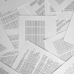 Puede incluir: Una imagen de primer plano de una pila de papeles con el texto "All work and no play makes Jack a dull boy" repetido muchas veces.