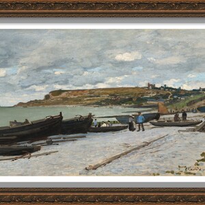 Op de afbeelding: Een schilderij van een zeezicht met een bewolkte lucht en een strand met verschillende boten die aan de kust zijn getrokken. Er staan mensen op het strand bij de boten. Het schilderij is onderaan rechts gesigneerd met "Claude Monet".