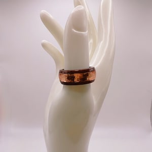 Mahagoni handgemachter Ring mit gehämmerter Kupferinlay auf Ring