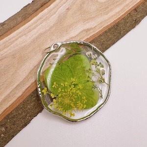 Green flower baby’s breathe leaf resin necklace pendant