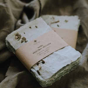 Carta riciclata fatta a mano: L'arte incontra la sostenibilità / con decorazioni floreali / 16 fogli
