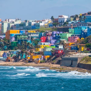 Case colorate fiancheggiano la collina con vista sull&#39;Oceano Atlantico a San Juan, Porto Rico