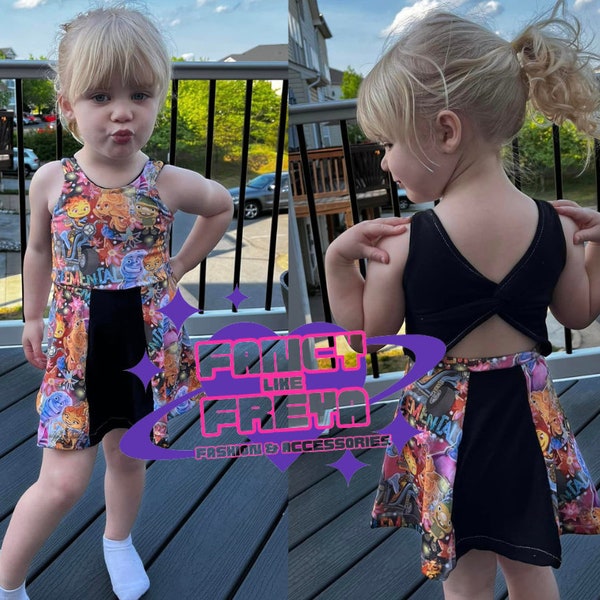 Adorable robe avec short intégré pour un confort ludique, conçue pour ravir les jeunes fashionistas avec style et aisance.