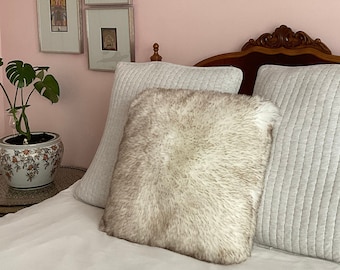 Luxus Polarfuchs Kunstpelz Kissen - Dekoratives Zottelkissen, weißes Boho Dekor, weiches Winterkissen für Couch oder Bett