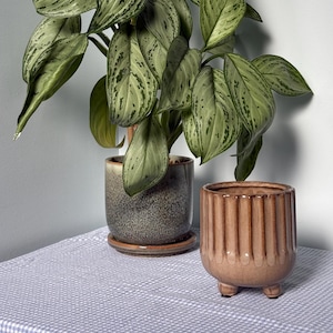 Mid-Century Modern Ribbed Footed Planter | Brown Glazed Minimalist Plant Pot | Textured Boho Home Decor | Chic Indoor Planter