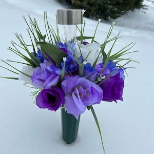 Arrangement de fleurs artificielles au sol