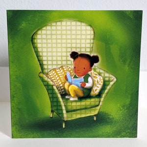 Petite lectrice dans un fauteuil. Carte de voeux illustrée. Petite carte de 10 cm x 10 cm.