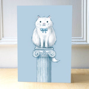 Chat blanc pelucheux sur une carte de voeux de piédestal.  L'illustration de chat blanc sur fond bleu. Carte vierge A6