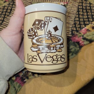 Caneca de café com memorabilia de cartas e dados vintage de Las Vegas, roleta