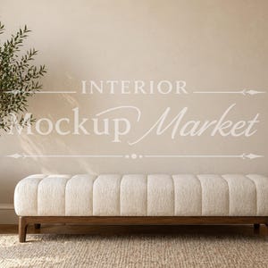 Puede incluir: Escena interior de tonos neutros con un banco acolchado con base de madera, un olivo en maceta y una alfombra texturizada. La pared muestra el texto "INTERIOR Mockup Market". La habitación tiene un ambiente cálido y acogedor.