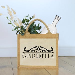 Könnte beinhalten: Ein rustikales Holzschild mit dem Text "Welcome to our home" in weißer Schrift. Das Schild hat eine Used-Optik und ein schlichtes, einladendes Design, ideal für eine Veranda oder einen Eingangsbereich.