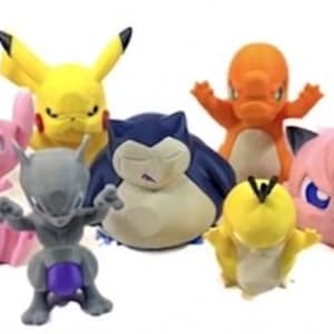 Peut inclure: Collection de figurines de personnages Pokémon colorés. Les figurines incluent Pikachu, Eevee, Salamèche, Ronflex, Rondoudou, Mewtwo, et d'autres. Chaque figurine est conçue de manière unique avec des couleurs vives et des caractéristiques distinctes.