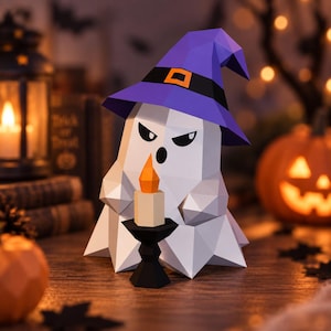 Op de afbeelding: Een wit low-poly spookfiguurtje met een paarse heksenhoed met een zwarte band en een oranje gesp. Het spookje heeft zwarte ogen en een mond en houdt een kleine zwarte kandelaar met een oranje vlam in de handen.