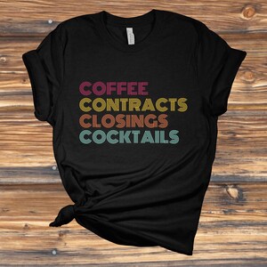 Può includere: Maglietta nera con una grafica in stile retrò che recita "COFFEE CONTRACTS CLOSINGS COCKTAILS" in lettere colorate e a righe.