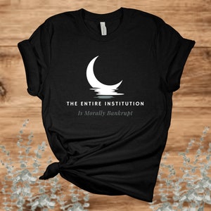 Puede incluir: Camiseta negra con un gr&aacute;fico de luna creciente blanca y el texto "THE ENTIRE INSTITUTION Is Morally Bankrupt".