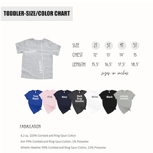 Puede incluir: Tabla de tallas para camisetas de ni&ntilde;os peque&ntilde;os con medidas en pulgadas para el pecho y la longitud. La tabla muestra las tallas 2T, 3T, 4T y 5T. La tabla tambi&eacute;n muestra la composici&oacute;n de la tela: 4,2 oz, 100% algod&oacute;n peinado y hilado en anillo, ceniza 99% algod&oacute;n peinado y hilado en anillo, 1% poli&eacute;ster y mezcla atl&eacute;tica 90% algod&oacute;n peinado y hilado en anillo, 10% poli&eacute;ster.