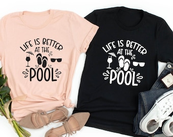 Camiseta La vida es mejor en la piscina, camiseta de la piscina, camiseta de vacaciones, camiseta de vacaciones de verano, camiseta de vibraciones de verano, camiseta de playa, camiseta de viaje