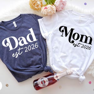 Mom Est 2026 Shirt, Dad Est 2026 Shirt, Gift for Mom, Mom Shirt, Dad Shirt, Pregnancy Announcement, Baby Reveal, Family Matching