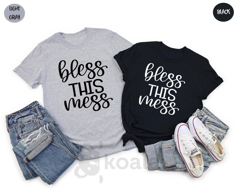 Puede incluir: Dos camisetas con el texto "Bless this mess" en letras blancas y negras. Las camisetas son de color gris claro y negro.