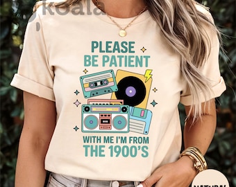 Camiseta "Por favor, ten paciencia conmigo, soy de la década de 1900", camiseta gráfica de la década de 1900, camiseta gráfica divertida, camiseta retro divertida, camiseta gráfica de meme, camiseta de mamá