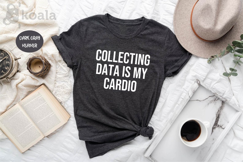 Pu&ograve; includere: T-shirt in jersey melange grigio scuro con testo bianco che recita "COLLECTING DATA IS MY CARDIO".