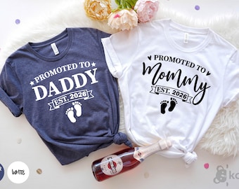 Promovida a Mamá (Est. 2026), Promovida a Papá (Est. 2026), Anuncio de Bebé, Camiseta para Mamá Nueva, Camiseta para Papá Nuevo, Camiseta para Padres Nuevos, Camiseta para Mamá Nueva