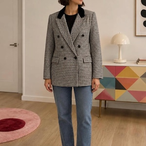 Peut inclure: Un blazer croisé à motif pied-de-poule noir et blanc, doté d'un col en velours noir et de boutons noirs. Le blazer est associé à un jean bleu délavé et à des mocassins en cuir noir, portés sur un t-shirt noir uni.