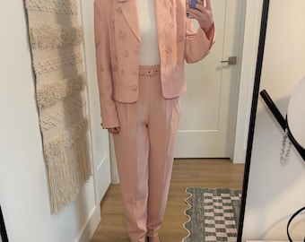 Conjunto de calça e blazer Vintage Together rosa blush com bordado de borboletas