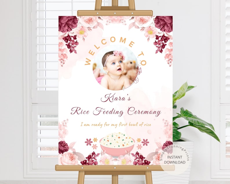 Pode incluir: Um cartaz de boas-vindas rosa e branco com desenhos florais e uma foto de uma menina pequena. O cartaz diz "Bem-vindo &agrave; Cerim&ocirc;nia de Alimenta&ccedil;&atilde;o de Arroz da Kiara. Estou pronta para minha primeira tigela de arroz."