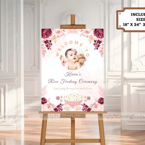 Pode incluir: Um cartaz de boas-vindas floral rosa e bord&ocirc; com uma foto de uma menina em um vestido branco e uma faixa de cabe&ccedil;a rosa. O cartaz diz "Bem-vindo &agrave; Cerim&ocirc;nia de Alimenta&ccedil;&atilde;o de Arroz de Kiara" e "Estou pronta para minha primeira tigela de arroz". O cartaz est&aacute; dispon&iacute;vel em 46x61 cm, 61x91 cm.