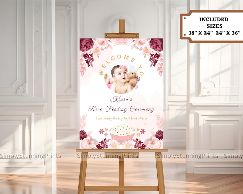 Pode incluir: Um cartaz de boas-vindas floral rosa e bord&ocirc; com uma foto de uma menina em um vestido branco e uma faixa de cabe&ccedil;a rosa. O cartaz diz "Bem-vindo &agrave; Cerim&ocirc;nia de Alimenta&ccedil;&atilde;o de Arroz de Kiara" e "Estou pronta para minha primeira tigela de arroz". O cartaz est&aacute; dispon&iacute;vel em 46x61 cm, 61x91 cm.