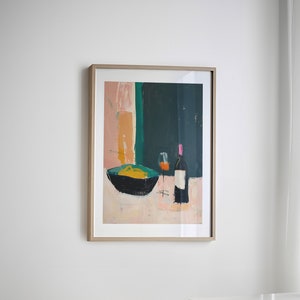 Op de afbeelding: Een ingelijst abstract schilderij van een stilleven met een kom eten, een glas wijn en een fles wijn. Het schilderij is in tinten roze, groen, geel en zwart.