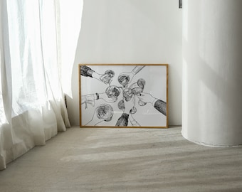 Op de afbeelding: Zwart-witte lijntekening van verschillende handen die glazen met drankjes omhoog houden, ingelijst in een houten lijst.