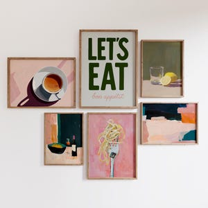 Puede incluir: Un conjunto de seis impresiones de arte enmarcadas con un tema de comida. Las impresiones presentan una taza de café, un vaso de agua con un limón, un tazón de pasta, una botella de vino, un tazón de sopa y un letrero que dice "Let's Eat bon appétit".