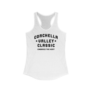 Puede incluir: Camiseta blanca de tirantes con texto negro que dice "Coachella Valley Classic" y "Embrace the Heat".