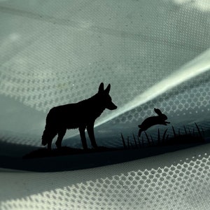 Koyote jagt Kaninchen Aufkleber – Wildtier Autoaufkleber